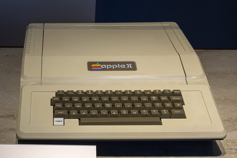 An Apple II computer of 1977 with its built-in keyboard, at the Computer History Museum