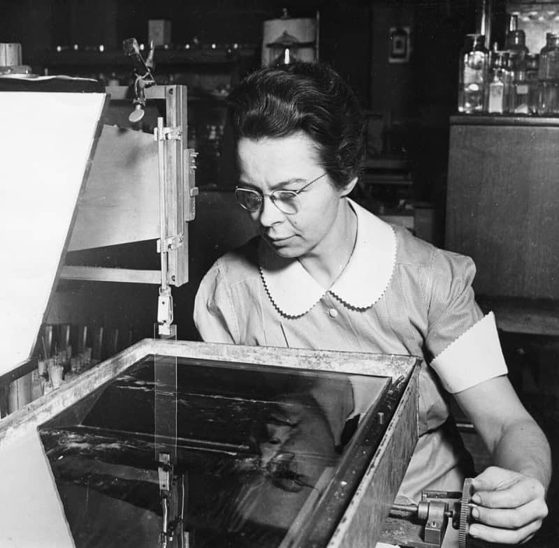 Katharine Burr Blodgett demonstrating equipment in her General Electric laboratory