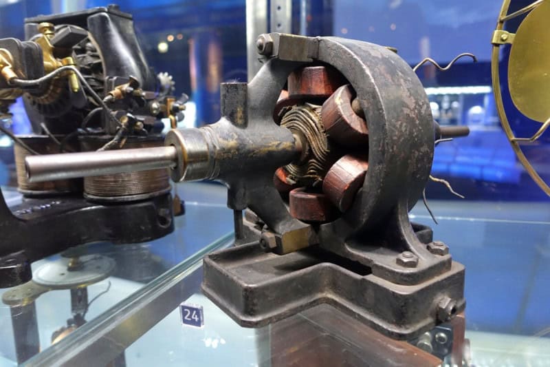 Early Tesla alternating-current motor prototype, about 1895, on display at the Museum of Science and Industry in Chicago