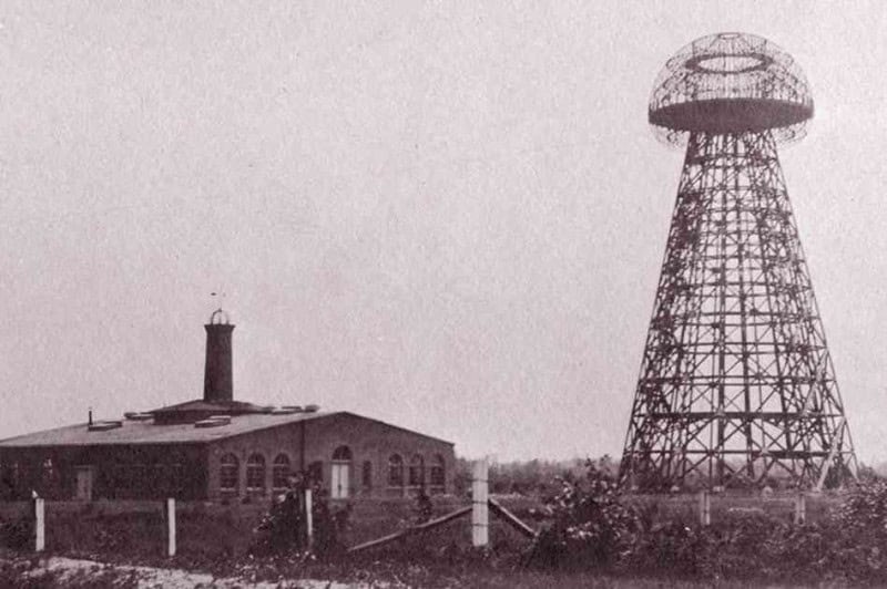 Wardenclyffe Tower in Shoreham, New York, in 1904: the tall lattice tower with its mushroom-shaped top standing to the right of the brick laboratory building
